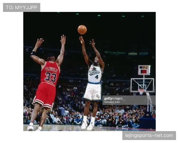 乔·杜马斯突破拉开空间提升球队三分效率展现关键无球价值