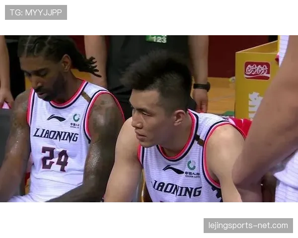 梅奥无球跑动拉开空间，改变对手防守布局